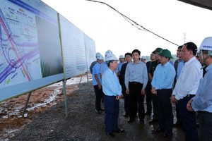 Phó thủ tướng Trần Hồng Hà kiểm tra và khảo sát nhu cầu về vật liệu xây dựng tại Dự án đường cao tốc Biên Hòa - Vũng Tàu đoạn qua Đồng Nai - Ảnh:VGP