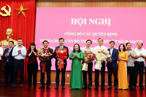 Bà Cao Thị Hòa An, Phó bí thư Thường trực Tỉnh ủy, Chủ tịch HĐND tỉnh Phú Yên trao quyết định, tặng hoa chúc mừng Đảng bộ UBND tỉnh. Ảnh: Mỹ Luận.