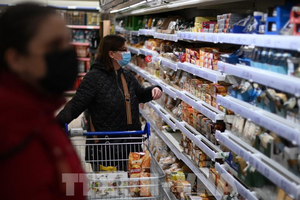 Khách chọn mua hàng tại một siêu thị ở London, Anh. (Ảnh: AFP/TTXVN)