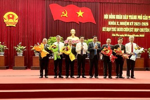 Ông Trần Quốc Vũ (bìa trái) được bầu giữ chức Phó chủ tịch HĐND TP. Cần Thơ nhiệm kỳ 2021-2026