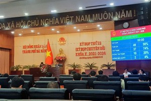 Với 37/49 đại biểu có mặt tại kỳ họp tán thành (chiếm tỷ lệ 74%), HĐND thành phố Đà Nẵng đã thông qua Nghị quyết bãi bỏ chủ trương đầu tư Dự án Nhà máy xử lý chất thải rắn 1.000 tấn đêm/ngày. Ảnh: Linh Đan