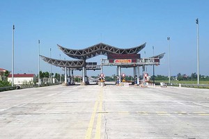 Bộ Giao thông - Vận tải sẽ trình cấp có thẩm quyền Đề án tháo gỡ khó khăn vướng mắc tại một số dự án BOT giao thông. Trong ảnh: Trạm thu phí BOT cầu Thái Hà 