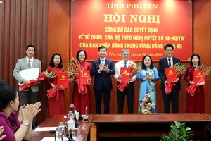 Lãnh đạo tỉnh Phú Yên trao quyết định, tặng hoa chúc mừng các đồng chí được Ban Thường vụ Tỉnh ủy điều động, phân công nhiệm vụ mới. Ảnh: Mỹ Luận.