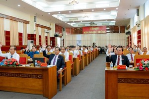 Đại biểu HĐND tỉnh Khánh Hòa biểu quyết thông qua các Nghị quyết. Ảnh: Phương Anh/HĐND tỉnh Khánh Hòa