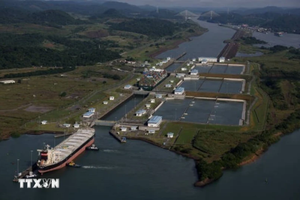 Tàu thuyền đi qua Kênh đào Panama ở Miraflores, Panama City, Panama. (Ảnh: Getty Images/TTXVN)