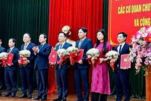 Chủ tịch UBND tỉnh Ninh Bình Phạm Quang Ngọc trao quyết định và tặng hoa Ban giám đốc Sở Tài chính mới