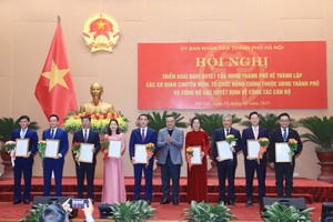 Chủ tịch UBND TP. Hà Nội Trần Sỹ Thanh trao các quyết định bổ nhiệm lãnh đạo Sở Tài chính sau hợp nhất.