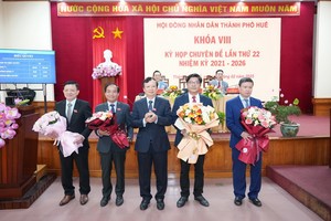 Ông Nguyễn Chí Tài (thứ 2 từ phải sang) được bầu giữ chức Phó chủ tịch UBND TP. Huế