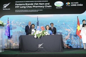 Thủ tướng New Zealand Christopher Luxon chứng kiến Lễ ký kết hợp tác chiến lược giữa FPT Long Châu và Anlene (thuộc tập đoàn Fonterra tại New Zealand).