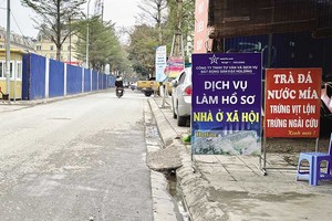 Một đơn vị mở dịch vụ làm hồ sơ ngay trước dự án nhà ở xã hội N01 Hạ Đình (Ảnh: Trương Thanh)