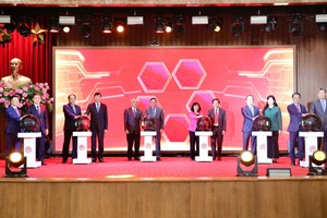 Các đại biểu nhấn nút khai trương các ứng dụng chuyển đổi số dùng chung cho khối Đảng, chính quyền TP. Hà Nội.