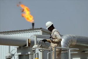 Nhân viên làm việc tại cơ sở khai thác dầu ở Wasit, Iraq. Ảnh: THX/TTXVN