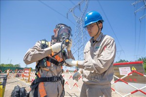 Nhân viên điện lực tại Thiên Tân, Trung Quốc. Ảnh tư liệu: THX/TTXVN