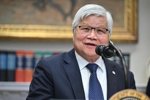 Giám đốc điều hành TSMC, ông C.C. Wei, công bố quyết định đầu tư thêm vào Mỹ. Ảnh: AFP 