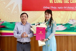 Phó Bí thư thường trực tỉnh ủy Đồng Tháp Phan Văn Thắng trao quyết định cho bà Phạm Thị Ngọc Đào. Ảnh: Cổng TTĐT Đồng Tháp