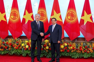 Thủ tướng Chính phủ Phạm Minh Chính và Thủ tướng Kyrgzystan Adylbek Kasymaliev chụp ảnh trước khi hội đàm. Ảnh: Đức Thanh