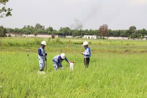 Cắm mốc để chuẩn bị giải phóng mặt bằng Dự án đường cao tốc TP.HCM - Mộc Bài - Ảnh: Lê Anh