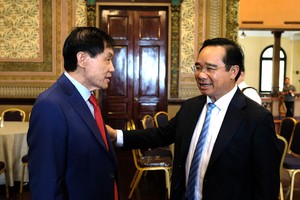 Chủ tịch UBND TP.HCM Nguyễn Văn Được (bên phải) ghi nhận những ý kiến đóng góp thẳng thắn của doanh nghiệp và xem đây là cơ sở quan trọng để hoàn thiện chính sách điều hành. Ảnh: Trọng Tín