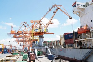 Xuất khẩu thời "thương chiến": Không "bỏ trứng vào một giỏ” để giảm rủi ro