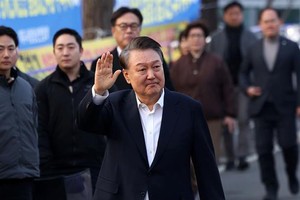 Tổng thống bị luận tội Yoon Suk Yeol rời khỏi nơi giam giữ và gặp gỡ người ủng hộ ở Uiwang, ngày 8/3/2025. Ảnh: THX/TTXVN