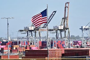 Container được tập kết tại cảng Long Beach của bang California, Mỹ vào ngày 4/3/2025. Ảnh: AFP