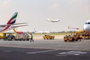 Cảng hàng không quốc tế Tân Sơn Nhất đang khai thác nhiều đường bay đi/đến của các hãng hàng không trên thế giới.