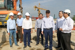 Chủ tịch UBND thành phố Đà Nẵng Lê Trung Chinh kiểm tra thực tế Dự án Cầu Quảng Đà và đường dẫn lên cầu. Ảnh: Mai Quang