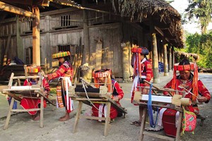 Phụ nữ Pà Thẻn ở thôn Thượng Minh (huyện Lâm Bình, Tuyên Quang) dệt thổ cẩm truyền thống