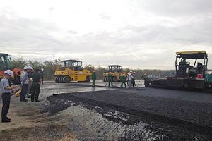 Thảm bê tông nhựa tại Dự án cao tốc Biên Hòa - Vũng Tàu. 