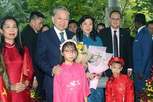 Cán bộ, nhân nhân viên Đại sứ quán, đại diện cộng đồng người Việt Nam tại Singapore đón Tổng Bí thư Tô Lâm và Phu nhân. Ảnh: TTXVN