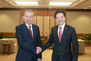 Thủ tướng Cộng hòa Singapore, Tổng Thư ký Đảng Hành động nhân dân Singapore (PAP) Lawrence Wong đón Tổng Bí thư Tô Lâm. Ảnh: TTXVN