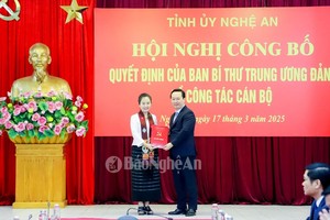 Ông Nguyễn Đức Trung, Bí thư Tỉnh ủy Nghệ An trao Quyết định của Ban Bí thư Trung ương Đảng chuẩn y chức vụ Phó bí thư Tỉnh ủy Nghệ An cho bà Võ Thị Minh Sinh. Ảnh: Báo Nghệ An