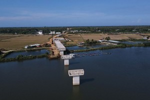 Cầu Tam Tiến thi công nhiều năm vẫn chưa xong.