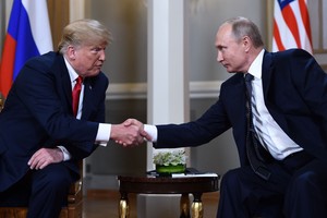 Tổng thống Mỹ Donald Trump và người đồng cấp Liên bang Nga Vladimir Putin tại cuộc gặp ở Phần Lan. Ảnh: AFP/TTXVN