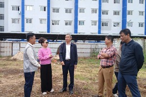 Chủ tịch TP.Đà Nẵng, ông Lê Trung Chinh kiểm tra thi công dự án nhà ở xã hội Đại Địa Bảo.