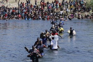 Người di cư vượt sông Rio Bravo từ Mexico để vào Mỹ. Ảnh: THX/TTXVN