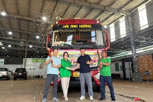 Đại diện Công ty Nam Đô cùng đối tác Trung Quốc chúc mừng lô sầu riêng đông lạnh đầu tiên được xuất khẩu thành công.