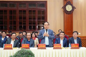 Đoàn công tác của Trường Đại học Kinh tế Quốc dân làm việc với tỉnh Hà Nam Ảnh: Hoa Hiên