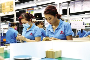 Chỉ khoảng 6% doanh nghiệp vừa và lớn của Việt Nam đủ tiêu chuẩn là nhà cung cấp cấp 1-3 của các đối tác nước ngoài. Trong ảnh: Sản xuất gia công tại một nhà cung cấp của Samsung. Ảnh: Đức Thanh