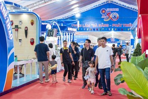 Bông hướng dương khổng lồ hút khách tại Triển lãm “Đà Nẵng – 50 năm phát triển và hội nhập”