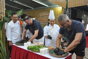 Khách du lịch nước ngoài trải nghiệm làm món ăn Việt Nam tại Lễ hội Đà Nẵng Food Tour 2025.