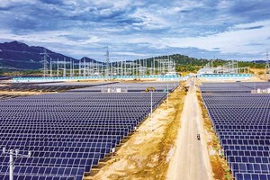 Cần phát triển thêm nguồn điện để đáp ứng nhu cầu tăng trưởng. Trong ảnh: Nhà máy điện mặt trời của Trung Nam Group