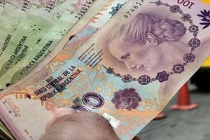 Đồng peso của Argentina tại một ngân hàng ở Buenos Aires. Ảnh tư liệu: Reuters/TTXVN