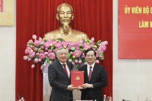 Phó thủ tướng Thường trực Nguyễn Hòa Bình trao quyết định chuẩn y ông Vũ Quyết Tiến. Ảnh: QMG 