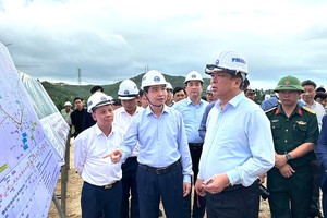 Bộ trưởng Bộ Xây dựng Trần Hồng Minh kiểm tra hiện trường cao tốc qua tỉnh Phú Yên.