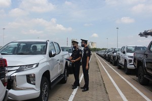 Công chức Chi cục Hải quan khu vực II kiểm tra xe ô tô nhập khẩu. (Ảnh: Lê Thu)