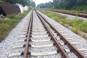 Nhiều vật tư của Dự án Tuyến đường sắt Yên Viên - Phả Lại - Hạ Long - Cái Lân chất đống bên đường.