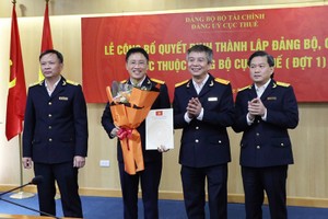 Đồng chí Mai Xuân Thành - Bí thư Đảng ủy trao quyết định và chúc mừng các đồng chí Trưởng ban các ban tham mưu của Đảng ủy Cục Thuế. (Ảnh: Dương Hải)