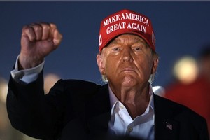 "Cú đấm thép" thuế quan của ông Trump có hiệu lực, thế giới lún sâu vào thương chiến 