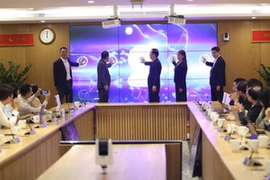 Các đại biểu ấn nút khai trương Cổng thông tin điện tử sản phẩm, giải pháp khoa học-công nghệ, đổi mới sáng tạo và chuyển đổi số.